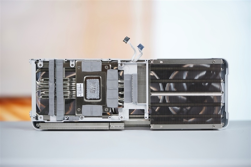 影驰RTX 5070 Ti金属大师白金版OC评测:全新设计 颜值也追上性能和做工