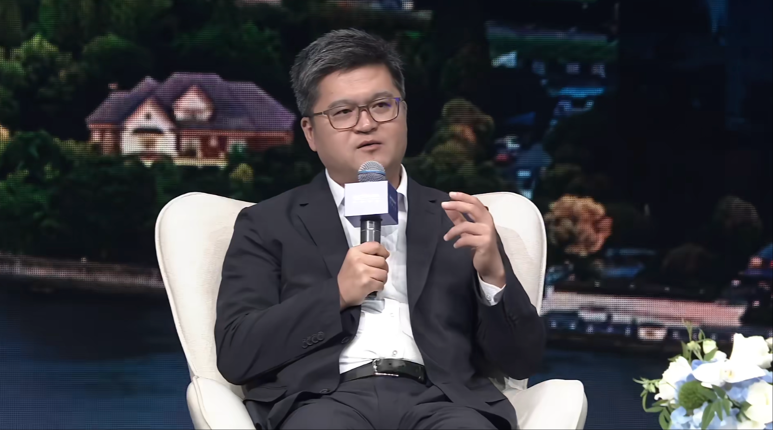 网友推荐给AI大神卡帕西的AI PPT产品，能写、能画、还能帮忙润色，一手体验来了