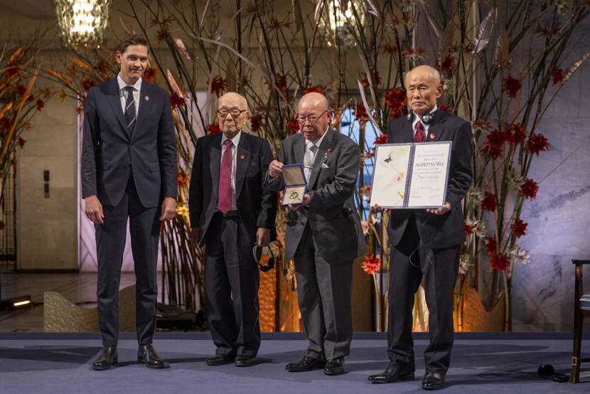 ◆2024年12月10日,挪威奥斯陆,田中熙巳(左二)、田中重光(右二)、箕牧智之(右一)登台领取诺贝尔和平奖。