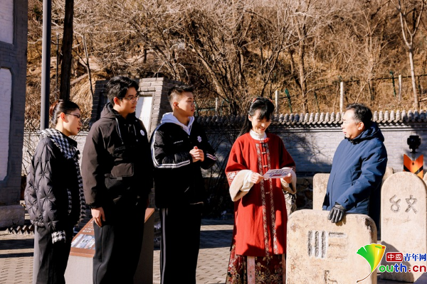 探访团了解“苏州码子”的历史。主办方供图