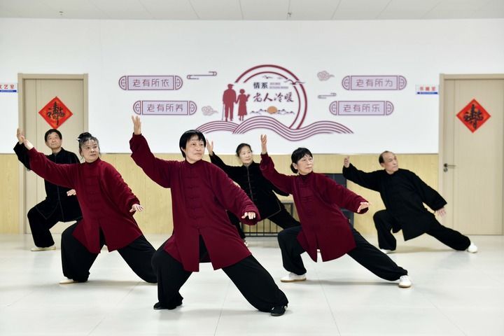 2025年3月12日,在山东省菏泽市郓城县中央悦府综合养老服务中心,老人在打太极拳。新华社记者 郭绪雷 摄