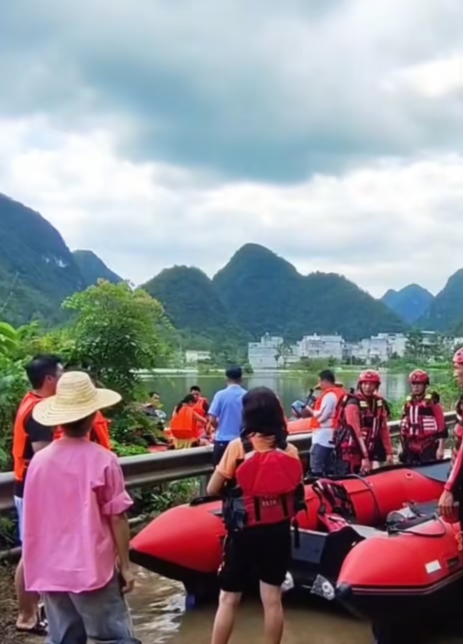 救援人员抵达现场展开救援工作(受访者发布的视频截图)