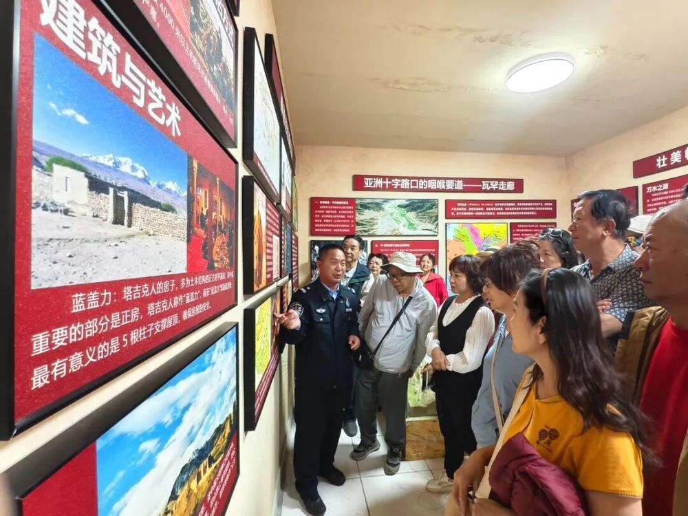 排依克派出所所长彭明有为参观红色教育基地的游客们讲解