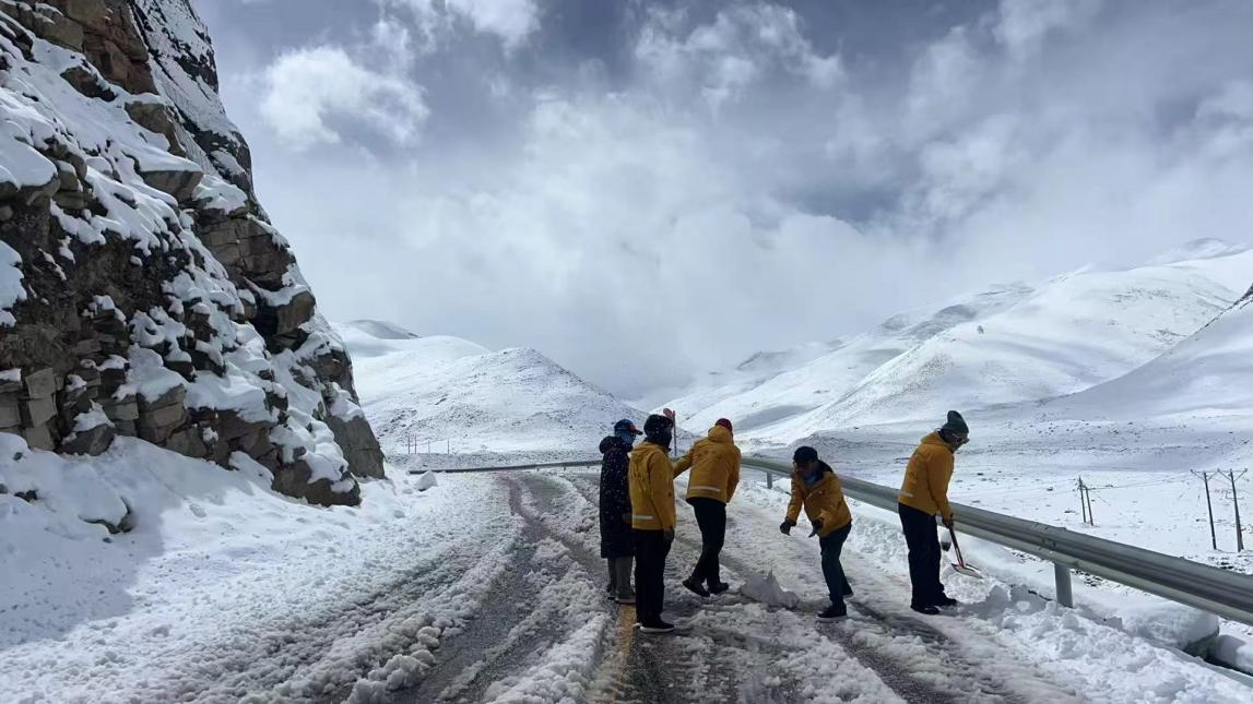 救援队伍清出道路 益西供图