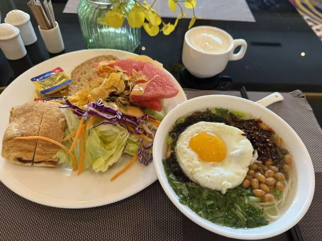 陈羽薇于授课间隙用餐