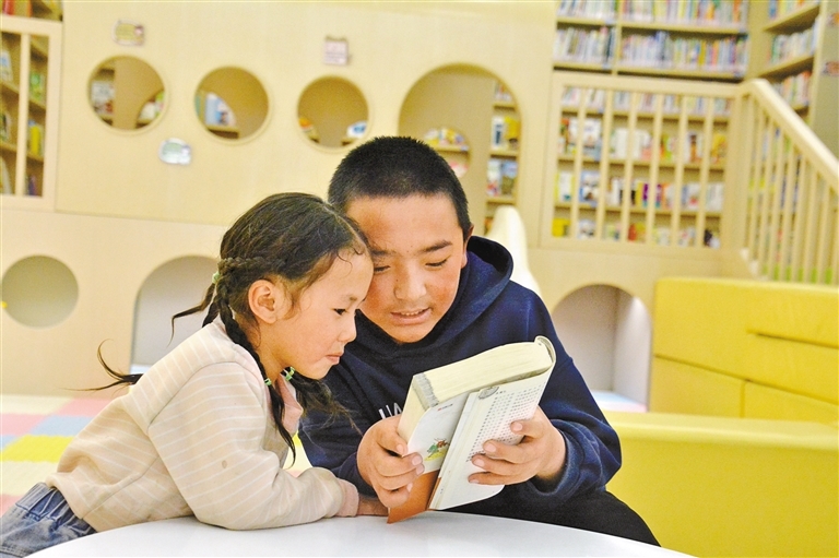 小朋友在那曲市色尼区南部新城的“温暖嘉·色尼城市书房”阅读。记者 汪纯 摄