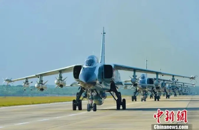 资料图：中国海军航空兵驾驶“飞豹”准备出击。 中新社发 高宏伟 摄