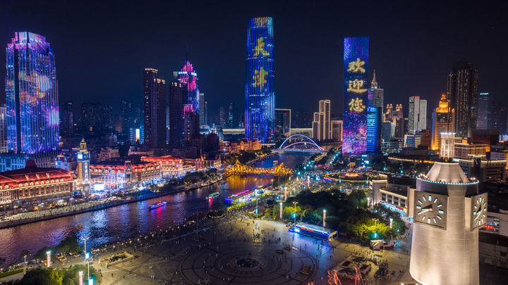 这是2025年8月1日拍摄的天津海河两岸夜景（无人机照片）。新华社记者 孙凡越 摄