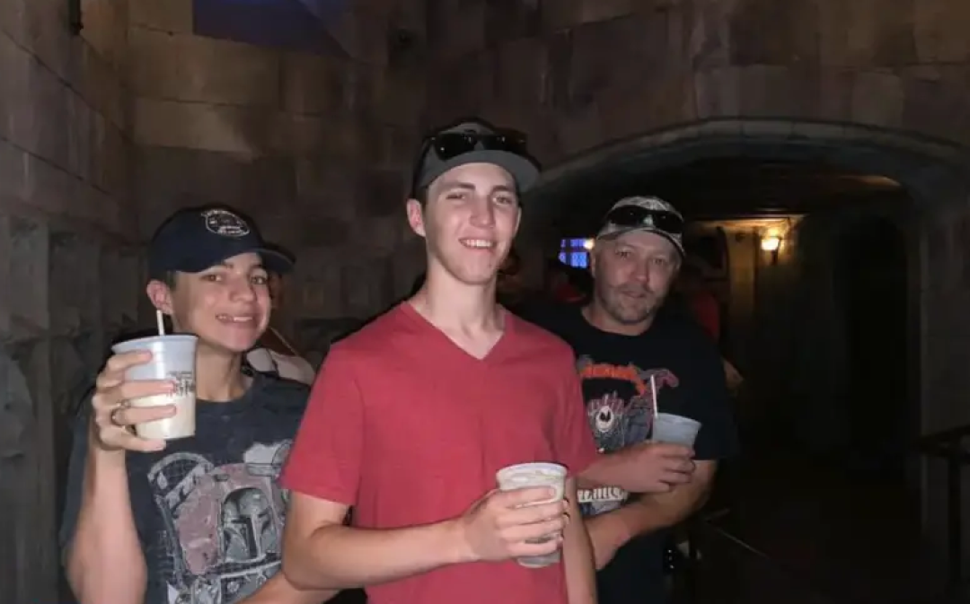 羅賓遜(中)和他的父親(右)