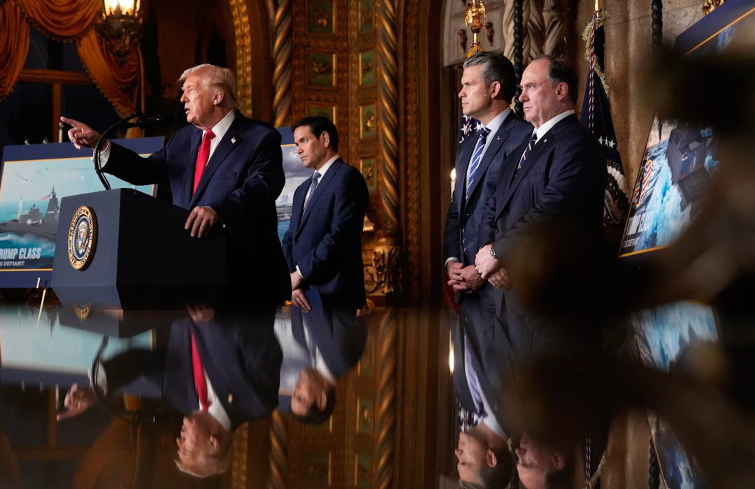 ◆佛罗里达州海湖庄园,特朗普与国务卿卢比奥、国防部长赫格塞思、海军部长费伦一同出席记者会。