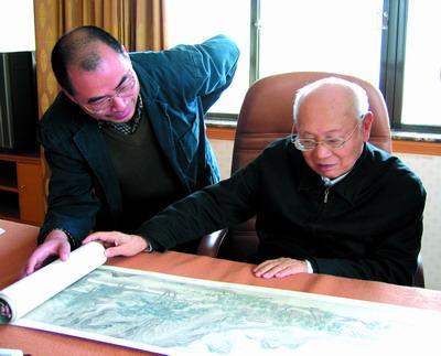 陆挺(左)与鉴定大师杨仁恺先生共同鉴赏仇英的《江南春》图卷。据南方周末