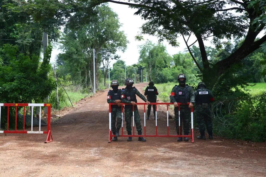 10月9日,士兵在泰国沙缴府紧邻泰柬边境的班农禅村警戒。新华社记者 孙玮彤 摄