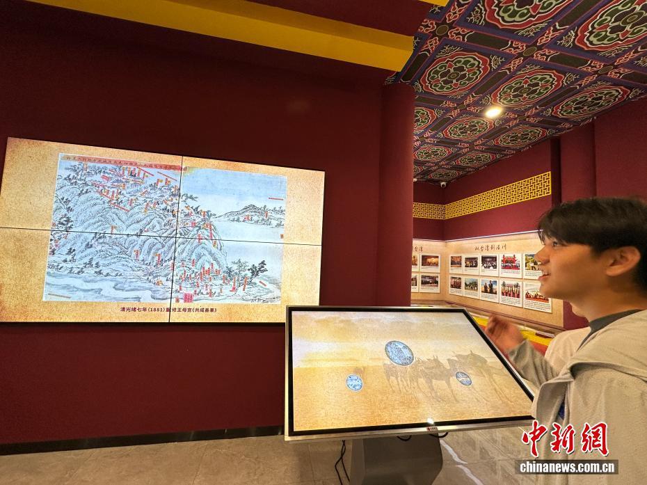 图为台青在西王母信俗展厅用电子导览进行参观 王牧雨 摄