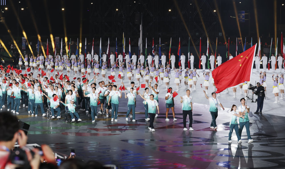 ↑中国体育代表团在开幕式上入场。新华社记者 姜克红 摄