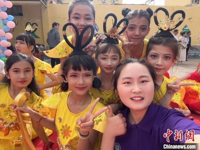 图为杨婉迪与学生合影。　(天津工业大学供图)