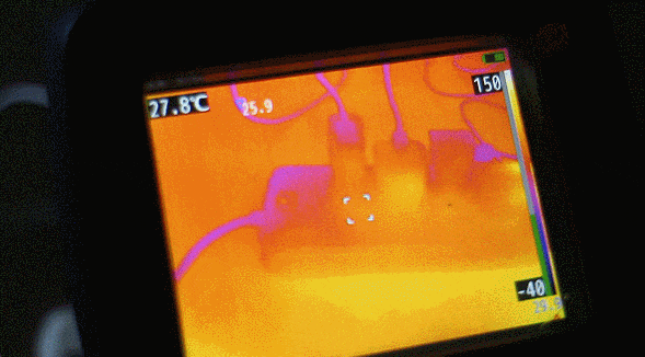 △消防员测试温度。图源：宁波消防