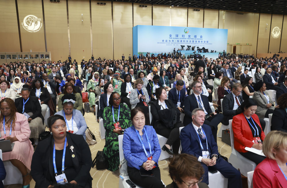 10月13日，与会嘉宾参加全球妇女峰会开幕式。当日，全球妇女峰会开幕式在北京国家会议中心举行。新华社记者 丁海涛 摄