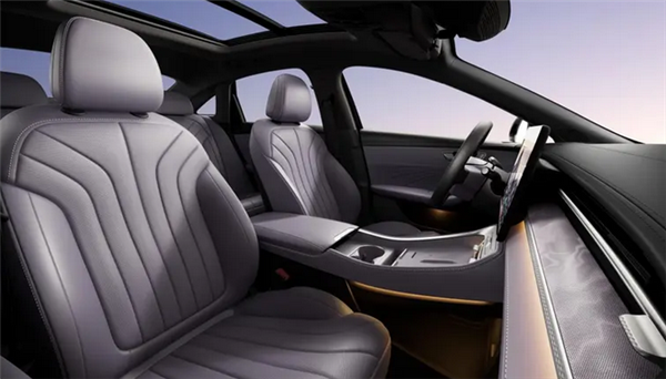 荣威中大型轿车M7 DMH实车首秀!将于下半年上市