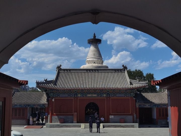 蓝天白云下的北京妙应寺白塔(2023年7月7日摄)。新华社记者 罗晓光 摄