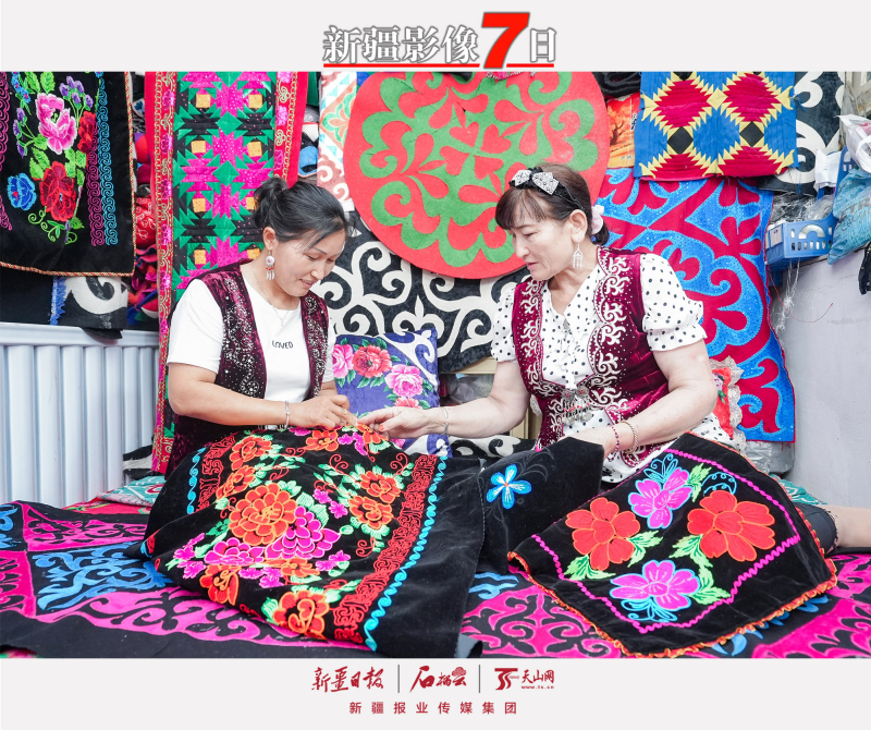 6月12日，乌苏市古尔图镇金巧手哈萨克族刺绣企业负责人开恩斯古丽&middot;克尔白(右)指导员工刺绣。近年来，乌苏市全力推进民族特色刺绣产业发展，加强群众技能培训，发挥“名绣娘”人才传帮带作用，不断提升妇女从业人员技能水平，带动创业就业，实现致富增收。李仁锡摄