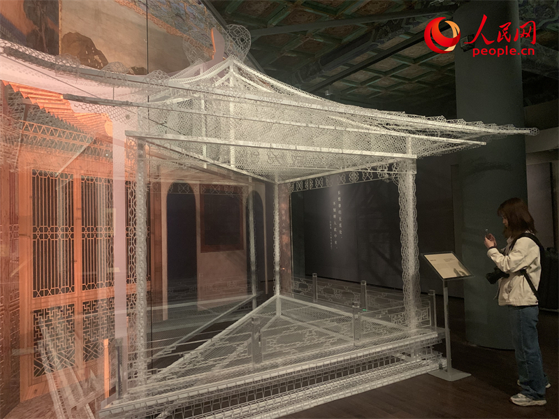 游客在故宫博物院参观展览。人民网记者 韦衍行摄