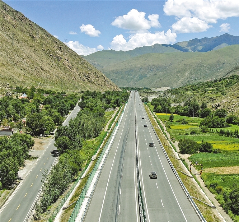 拉日高等级公路与老路。