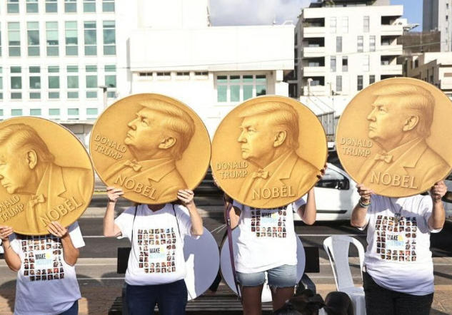 今年9月,以色列示威者在美国大使馆外高举特朗普肖像,要求尽快解救人质 以色列媒体