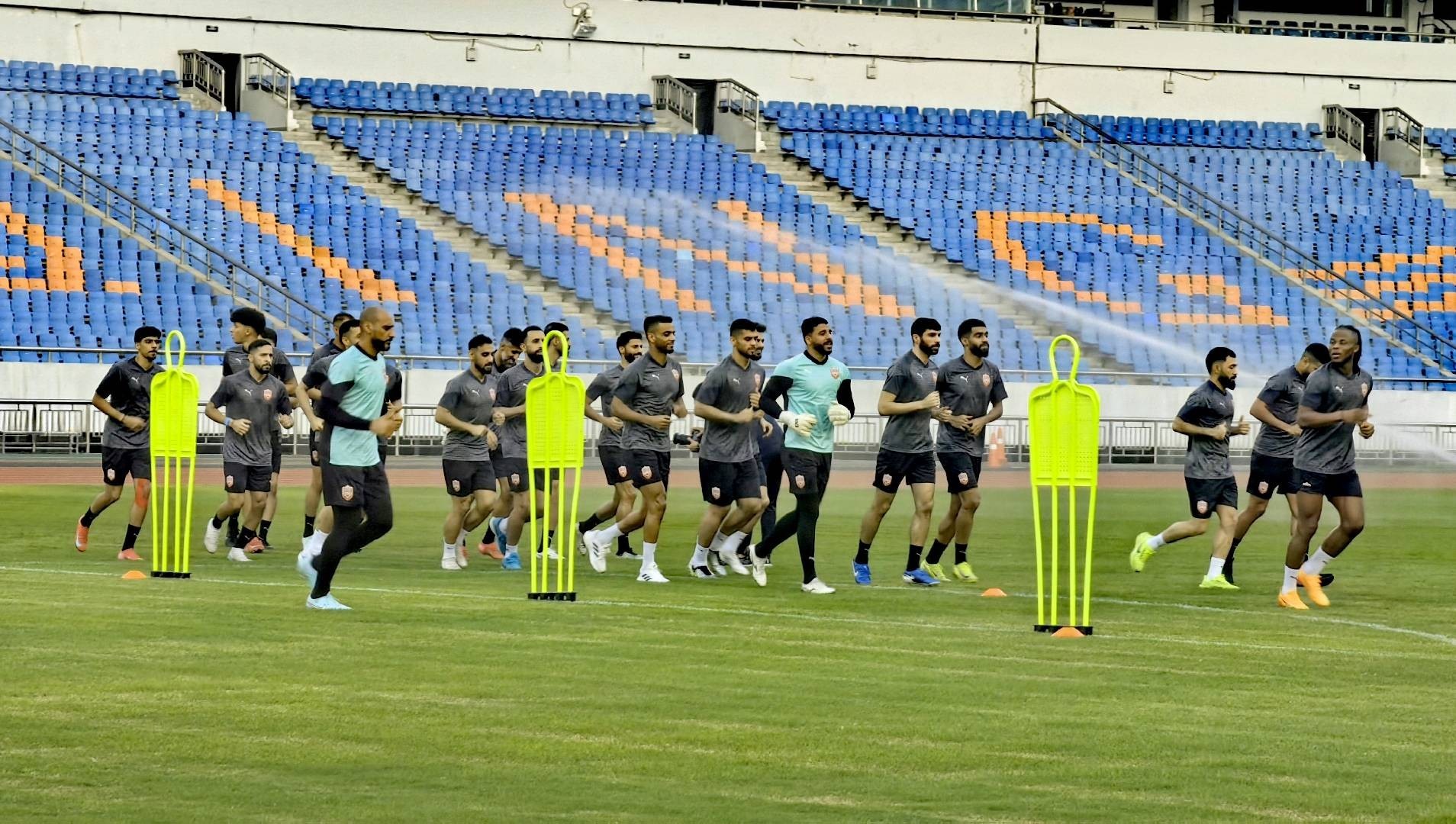 巴林队在重庆奥体中心训练，备战和中国队的比赛_凤凰网