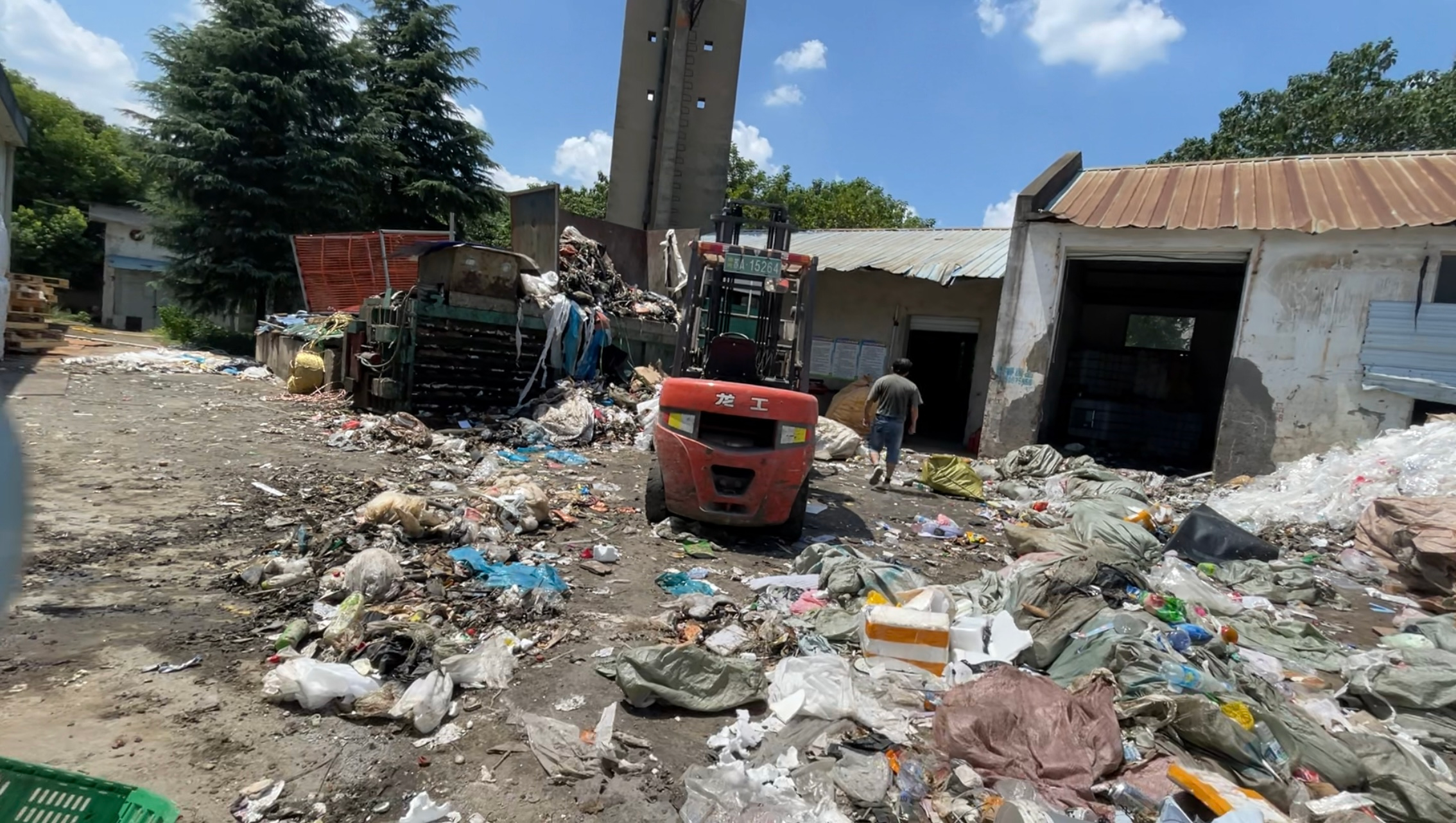 南京航睿再生资源有限公司,现场为垃圾回收站。