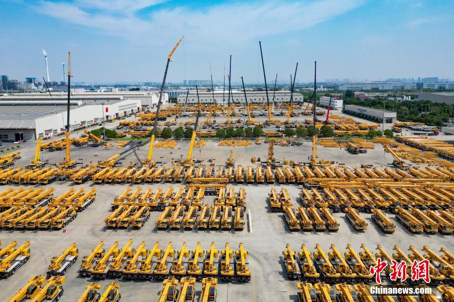 资料图:徐工集团生产车间外停放的起重机。(无人机照片)泱波 摄