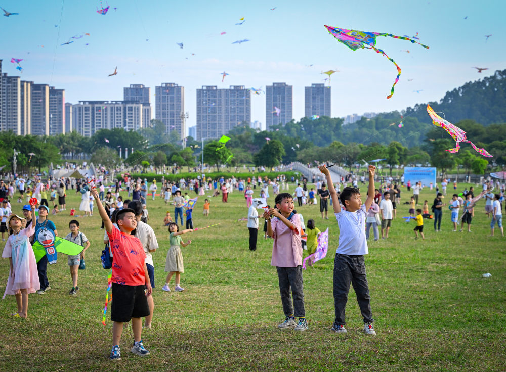 2024年10月13日，市民在广东阳江南国风筝场放飞风筝。阳江市委宣传部供图