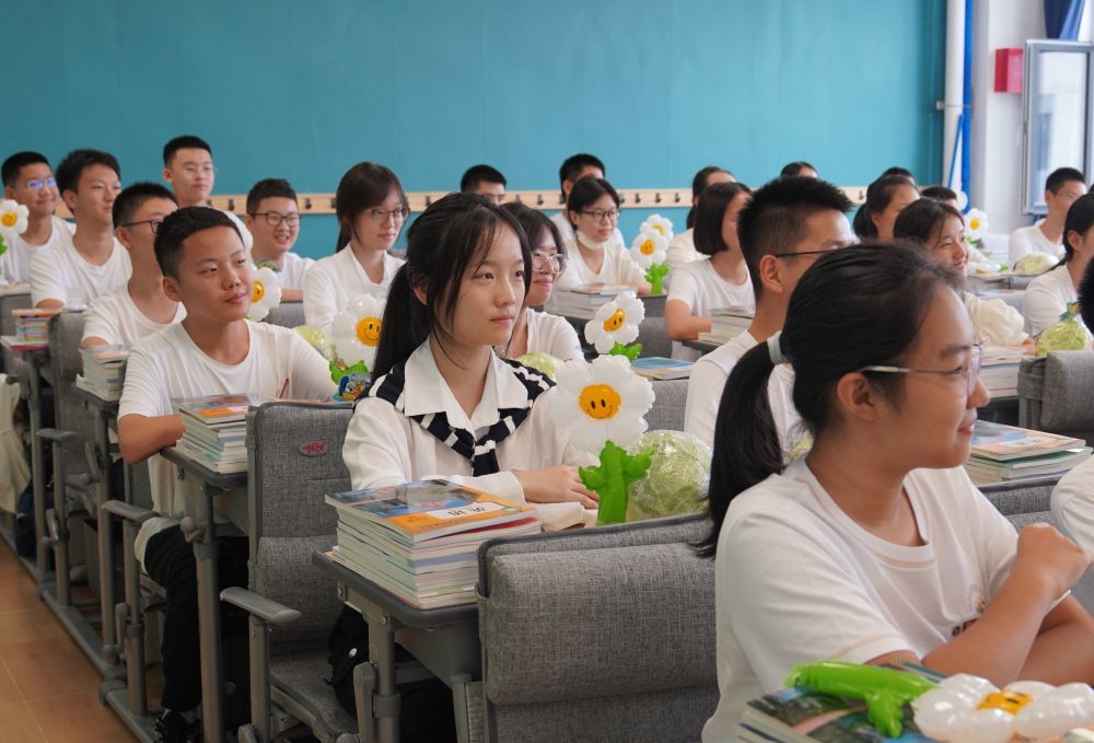 吉林省长春南湖实验中学学生开启新学期学习生活。新华社记者 司晓帅 摄