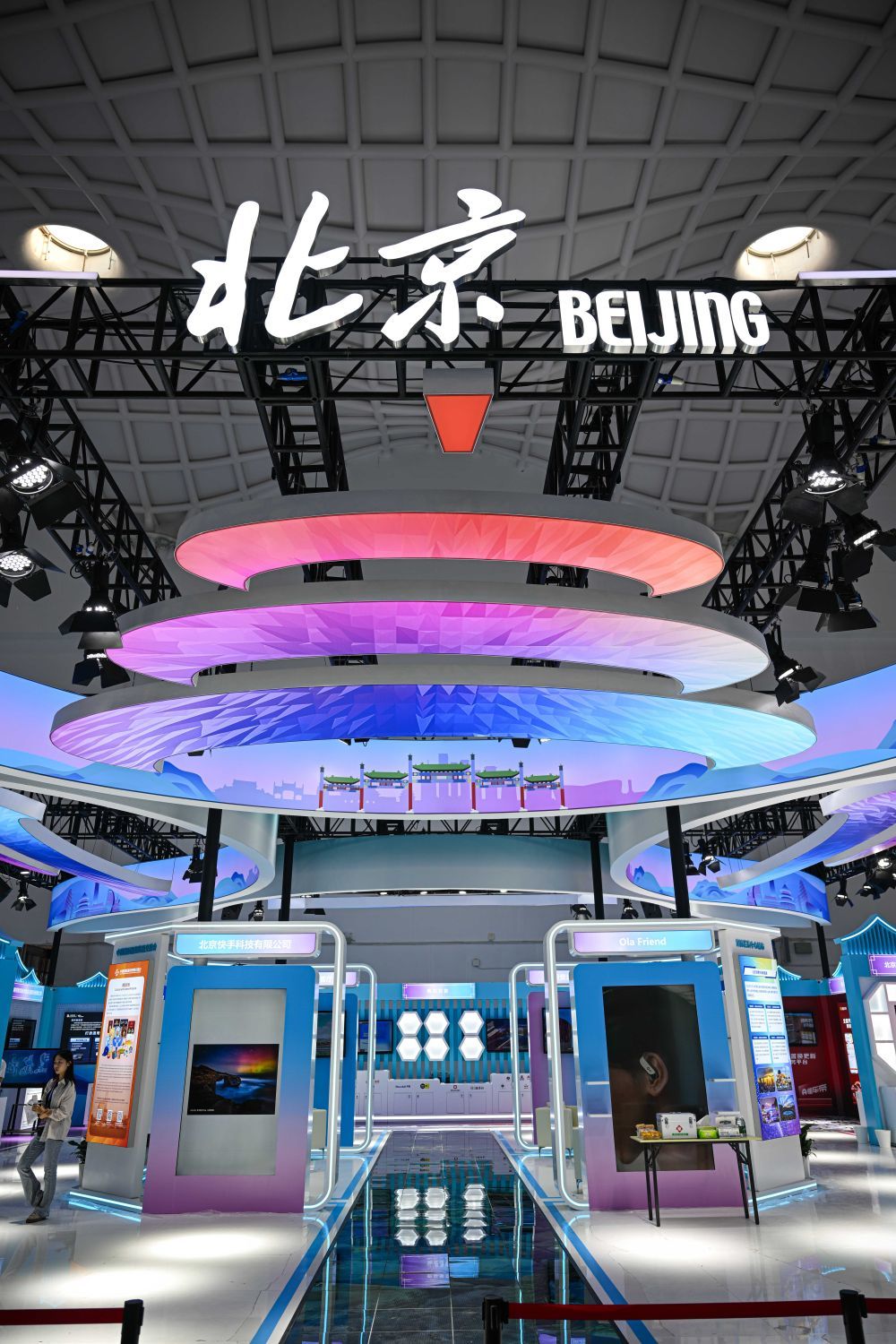 这是2025年4月10日拍摄的第五届消博会主宾省——北京展台。新华社记者 蒲晓旭 摄