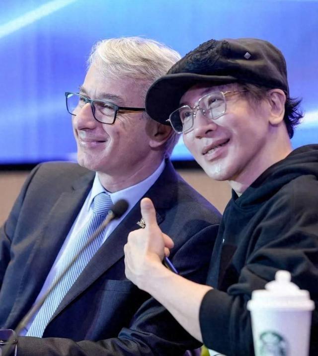 刘谦和魔术周评委会副主席、世界魔术联盟主席安德列·拜奥尼。图源:上游新闻