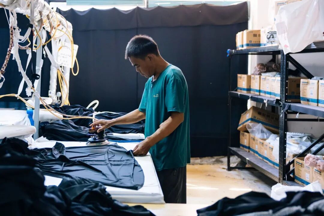 肾友在车间干活 / 南风窗记者 郭嘉亮 摄