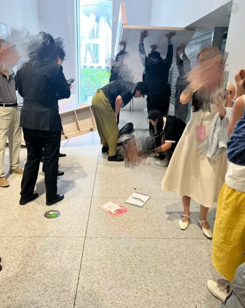 有网友在社交平台发文称,上海浦东美术馆一拍照打卡装置倒下,压到观众。 图片来自网络