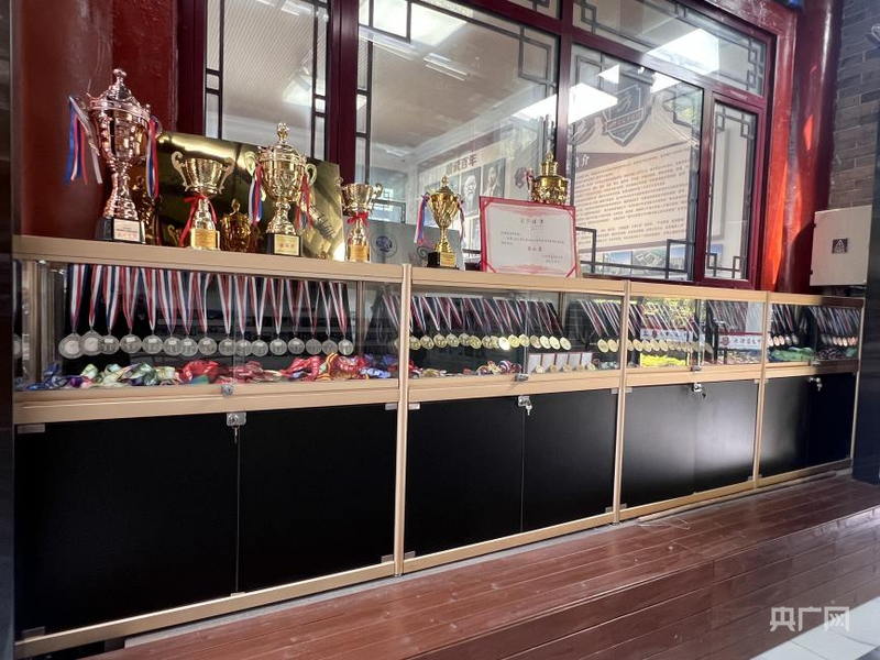 摆满奖杯和奖牌的展柜(央广网发 李思睿 摄)