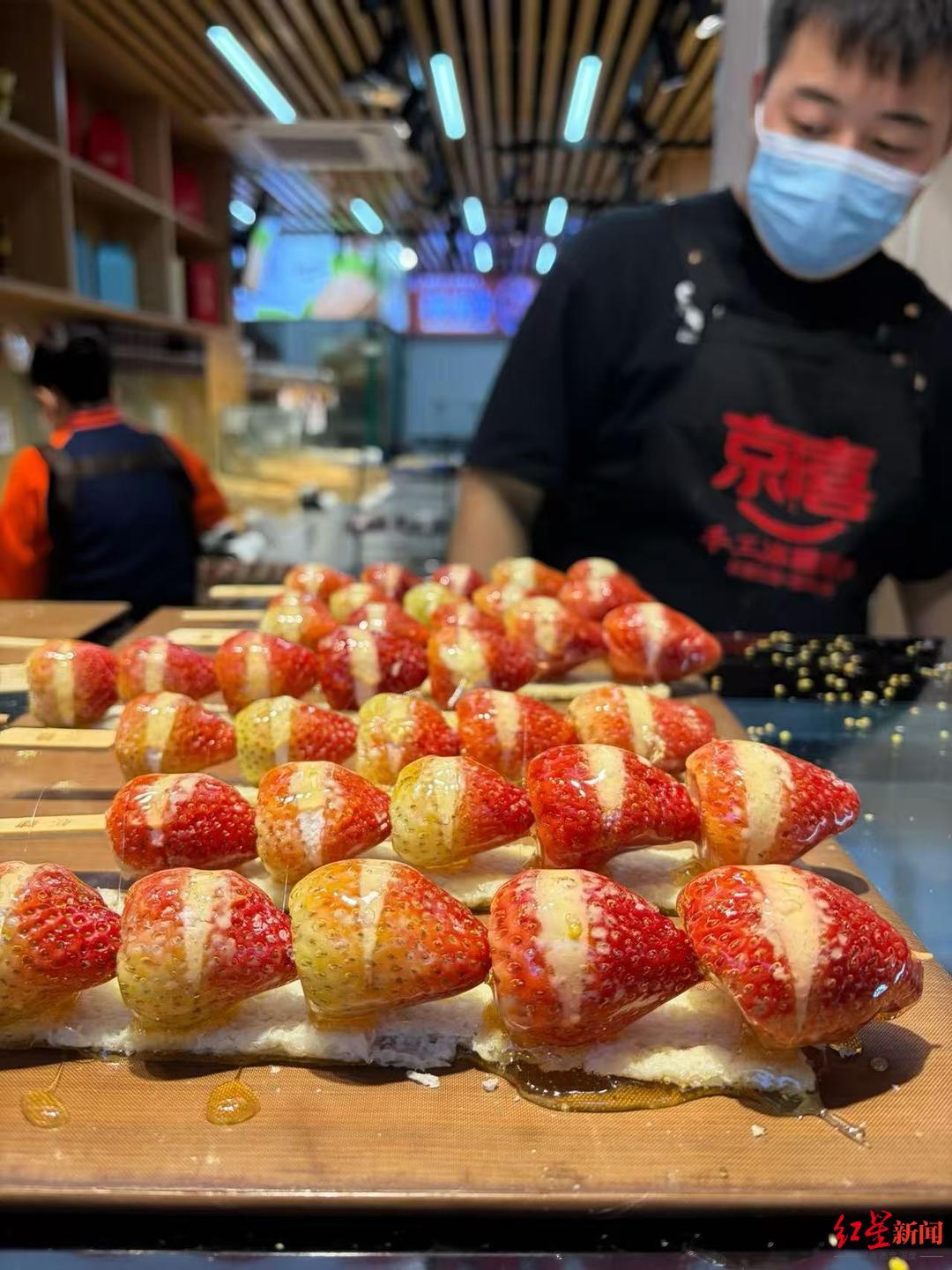 ▲北京一家门店销售的奶皮子糖葫芦。红星新闻记者 付垚/摄