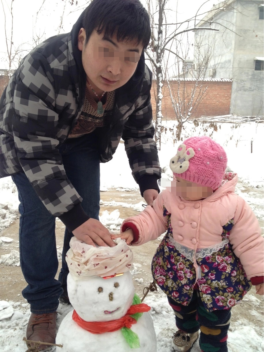 暴钦瑞生前和女儿在一起。