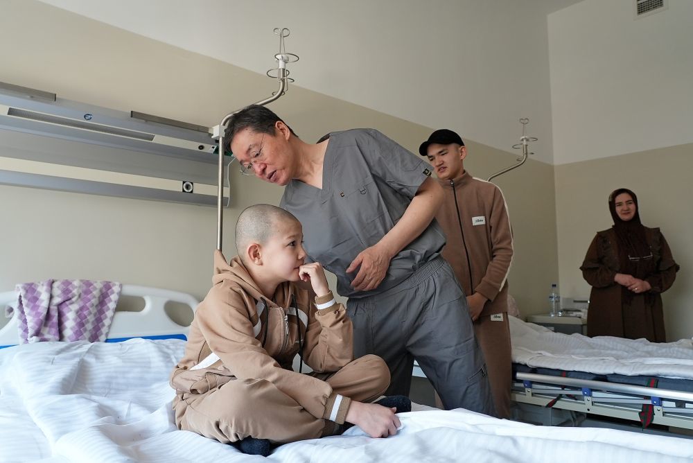 2025年2月20日，在位于乌兹别克斯坦塔什干的共和国耳鼻喉科及头颈疾病专业科学实践医疗中心，刘玉和医生（左二） 在术前查看患儿情况。新华社发（扎法尔摄）