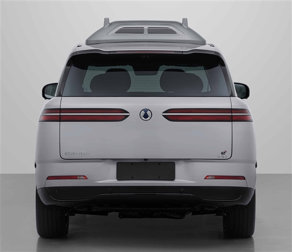 向问界M8亮剑 全新腾势N8L实车亮相:标配三电机四驱