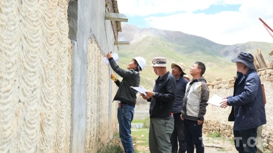 图为日喀则市邀请国内权威专家和行业部门、国内科研机构对受灾民房开展科学论证