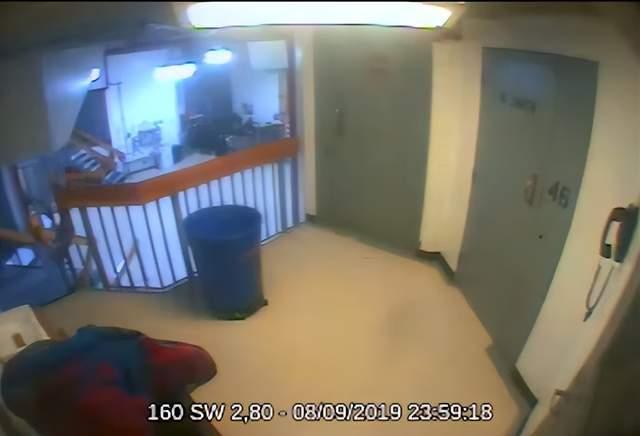 爱泼斯坦案“消失的一分钟”监控被公布 图源:视频截图