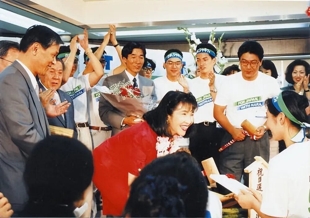 ◆1993年，高市早苗首次当选日本众议院议员，正式进入政坛。