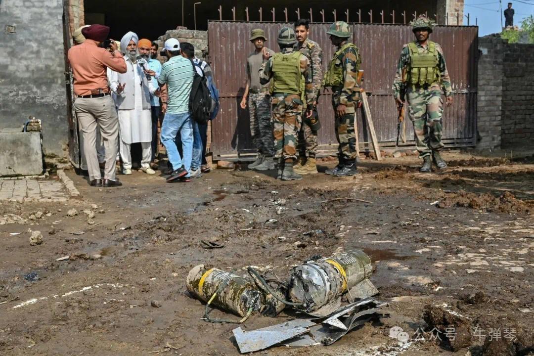 周六,印度军队人员站在印度防空系统拦截的炸药旁边,位于印度阿姆利则郊区。