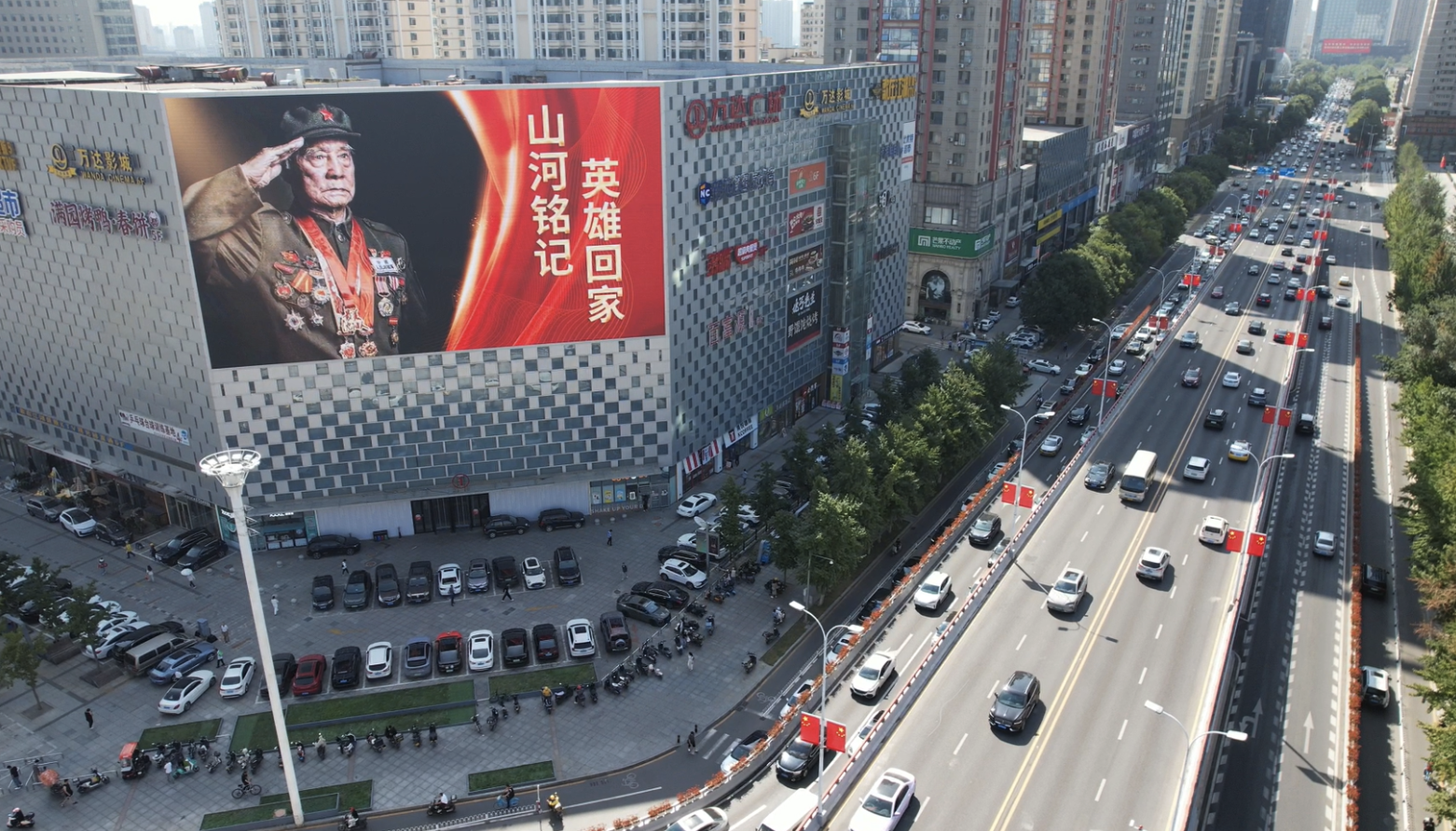 沈阳全城守候英雄归来(央广网记者 李子平 摄)