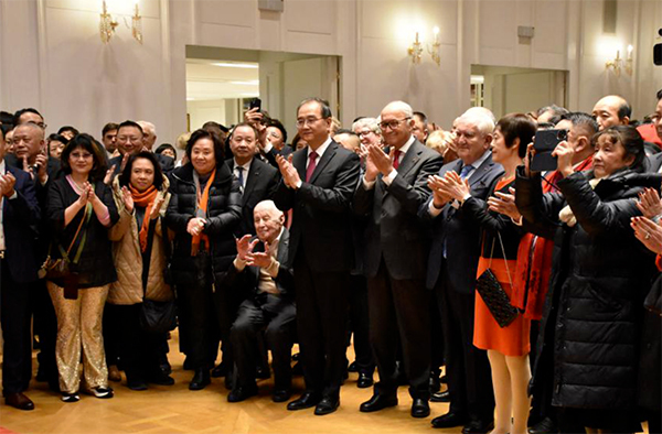 1月23日,邓励(中左)在大使馆举办2025年新春招待会。 中国驻法国大使馆微信公众号