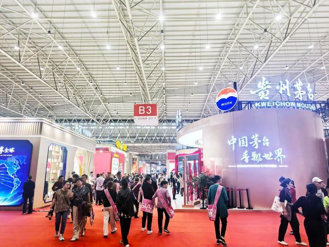 第23届酒博会在武汉举行,吸引大批市民前来参展。长江商报记者 李璟 摄