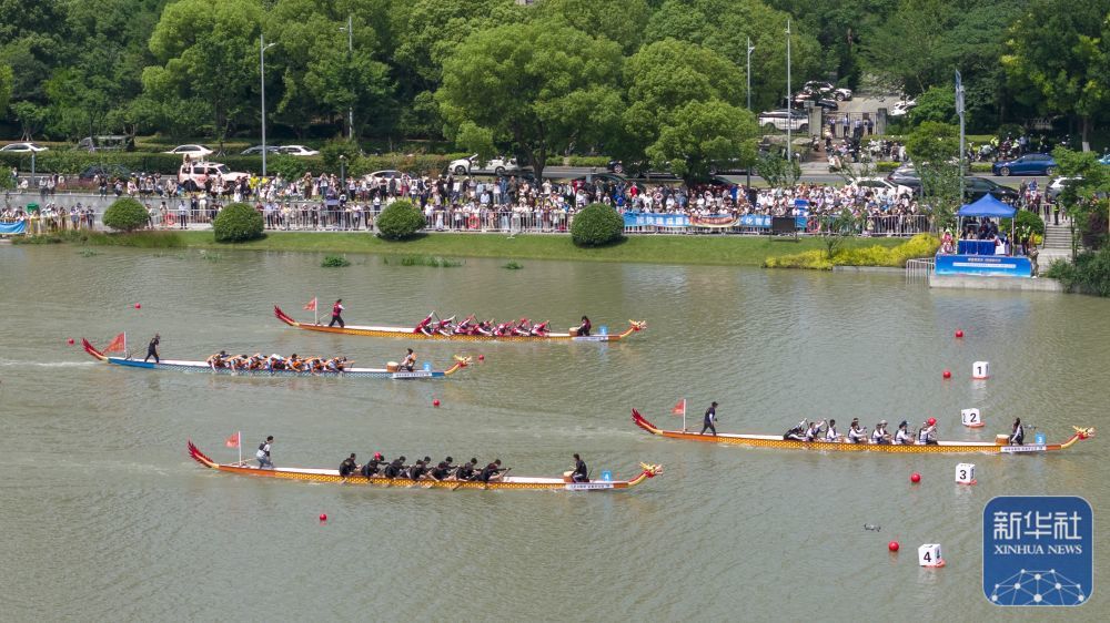 ↑ 5月24日，在江苏省昆山市开发区夏驾河，龙舟队参加长三角高校龙舟邀请赛暨昆山开发区第三届职工龙舟赛（无人机照片）。新华社发（王须中摄）