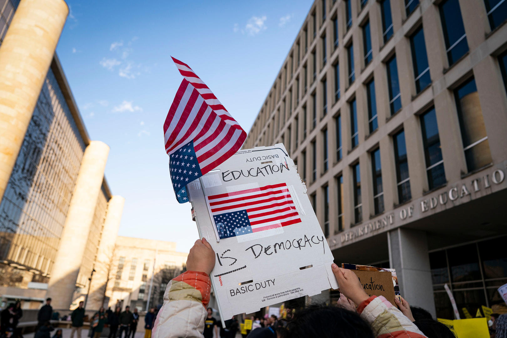 美民主党支持率跌至历史新低，支持者失望称“只看到妥协”_凤凰网